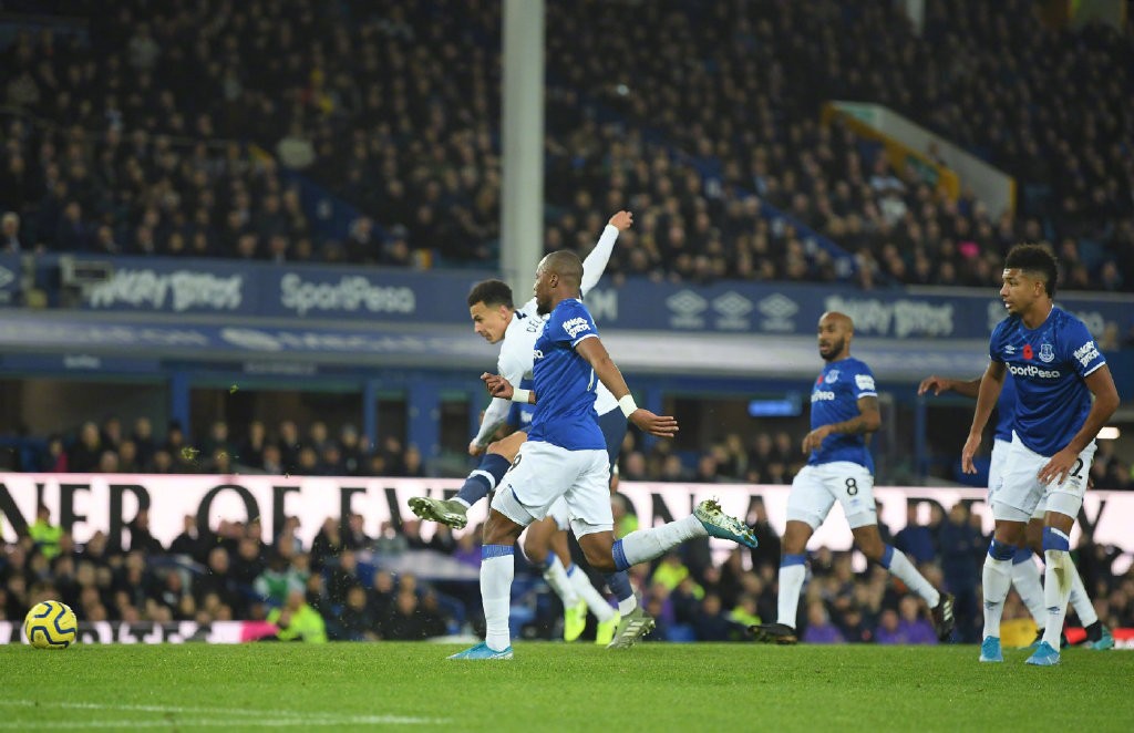  里尔中场核心红牌离场导致惨遭逆转  